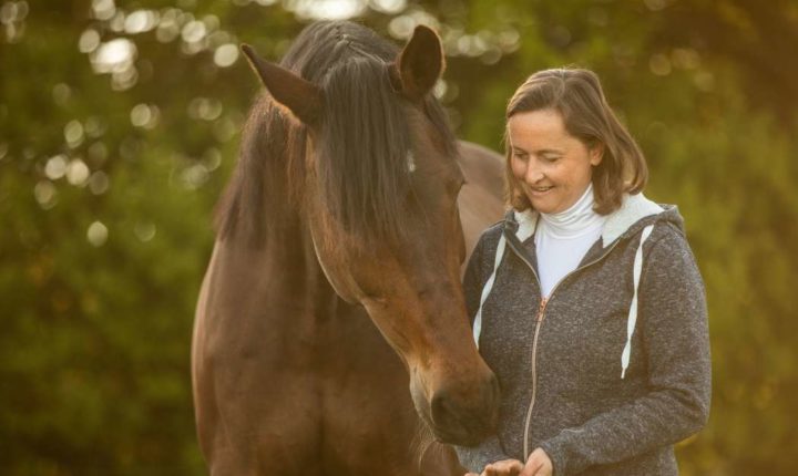 Silke Ritthaler Mit Therapiepferd Flori Beim Kuscheln